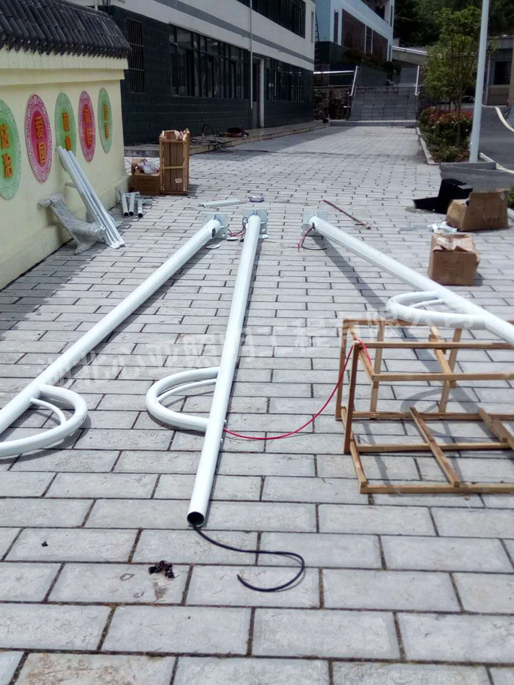 樟村坪向陽小學太陽能路燈安裝現場2
